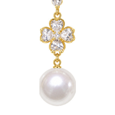 Clover Pearl — Gold Tone: cropped detail 1 of the ornament from the supplied photograph; U-shaped clip excluded